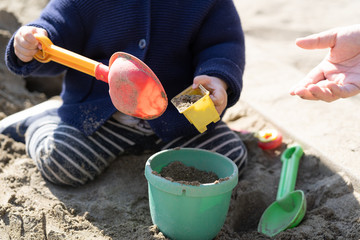 砂場で砂遊びする子供 - obrazy, fototapety, plakaty