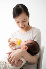 哺乳瓶で赤ちゃんに授乳する女性