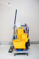 Floor cleaning equipment and bathroom cleaning equipment