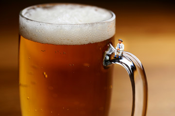 ビールジョッキに座る男