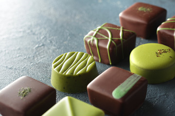 いろいろな形をした緑色のチョコレート