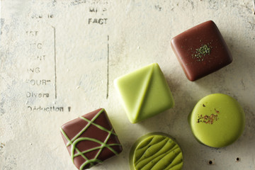 いろいろな形をした緑色のチョコレート