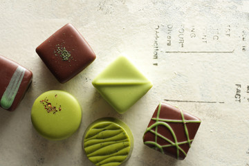 いろいろな形をした緑色のチョコレート