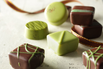 いろいろな形をした緑色のチョコレート