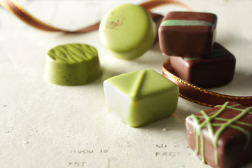 いろいろな形をした緑色のチョコレート
