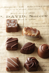 文字のある背景に並べたチョコレート