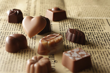 文字のある背景に並べたチョコレート