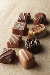 文字のある背景に並べたチョコレート