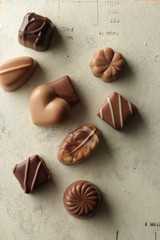 文字のある背景に並べたチョコレート