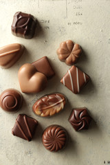 文字のある背景に並べたチョコレート
