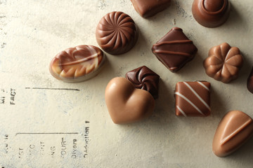文字のある背景に並べたチョコレート