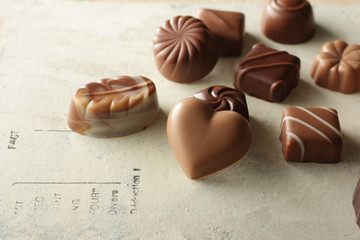 文字のある背景に並べたチョコレート