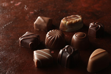 赤茶色の背景のチョコレート
