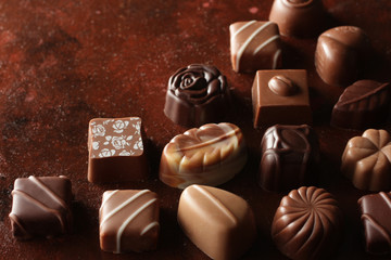 赤茶色の背景のチョコレート