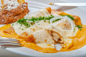 ENCHILADAS SUIZAS CON POLLO GRATINADAS