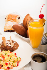 DESAYUNO JUGO DE NARANJA PAPAYA HUEVOS PAN