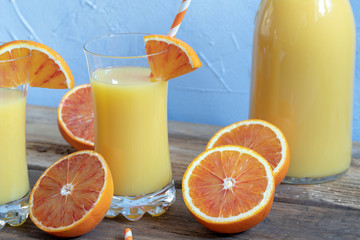 Ein Glas frischer Orangensaft