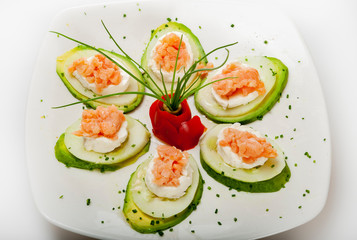 SALMÓN CANAPÉ CON AGUACATE