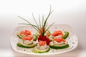 SALMÓN CANAPÉ CON AGUACATE