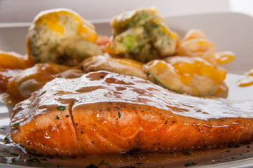 SALMÓN CON TEMPURA DE VERDURAS