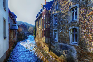 Fluss und alte Häuser in der Altstadt von Stolberg im Rheinland