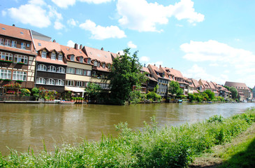 Fototapeta na wymiar a row of Bavarian houses next to the river Regnitz in the Beautiful German city Bamberg