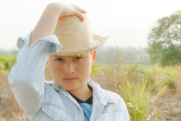 The girl wears a hat in the grass desho grass.