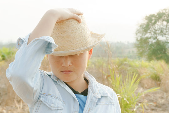 The girl wears a hat in the grass desho grass.