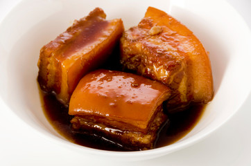 沖縄の郷土料理　ラフテー（豚肉の角煮）