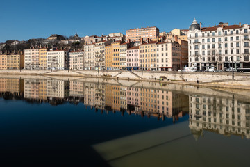 Fototapeta premium Façade des maisons lyonnaises et reflets dans la Saône, 