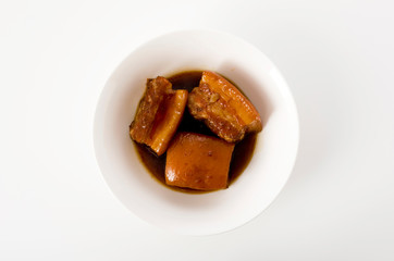 沖縄の郷土料理　ラフテー（豚肉の角煮）