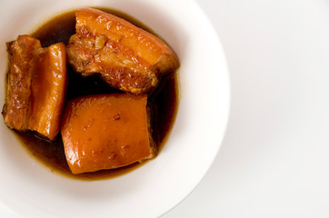 沖縄の郷土料理　ラフテー（豚肉の角煮）