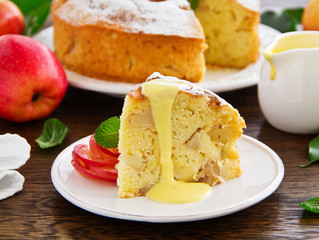 apple pie with vanilla cream.