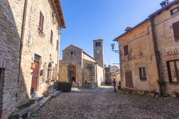 Fototapeta na wymiar Castello di Vigoleno, in Emilia Romagna provincia di Piacenza, con le mura e la cittadina