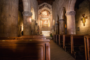 chiesa di Vigoleno nelle vicinanze del Castello di Vigoleno, in Emilia Romagna provincia di Piacenza,  con le mura e la cittadina