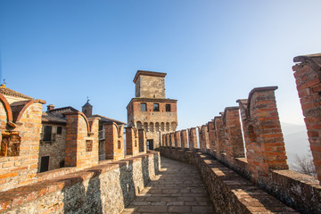 Fototapeta premium Castello di Vigoleno, in Emilia Romagna provincia di Piacenza, con le mura e la cittadina