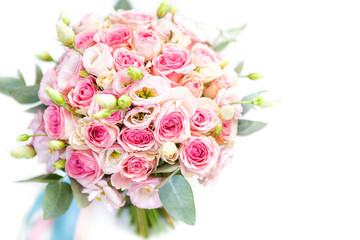 Obraz na płótnie Canvas bouquet of pink roses on white background
