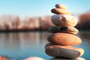 Entspannung am Wasser mit Kieselsteinen