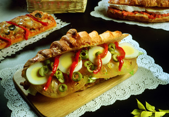 Croissant relleno con lechuga tomate,pimiento, aceitunas y huevo hervido.
