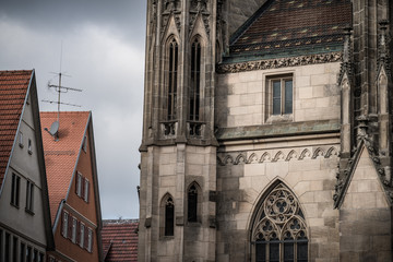 Reutlinger Marienkirche mit Häuserzeile in Giebelansicht