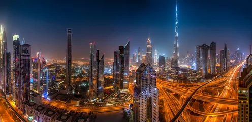 Schilderijen op glas Dubai skyline tijdens zonsopgang met glanzende verkeersweg, Verenigde Arabische Emiraten. © Lukas Gojda