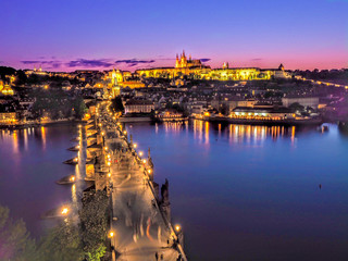 夜のプラハ城とカレル橋
