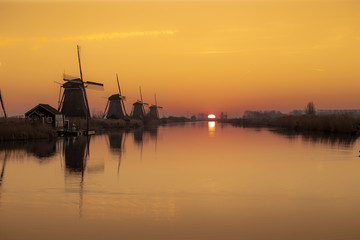 Fototapeta na wymiar Twight light sunrise on the Unesco heritage windmill silhouette at the middle of the canal, Alblasserdam, Netherlands