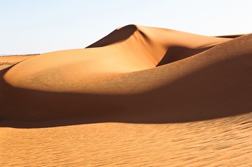 Alles fließt - Linien, Licht und Schatten, Sanddünen  in der Sahara