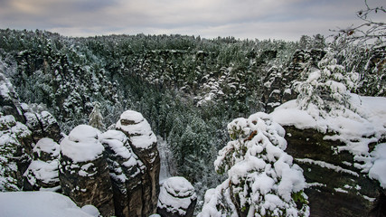 Blick auf die Bastei Brücke und Felsen in Nationalpark der sächsische schweiz,...