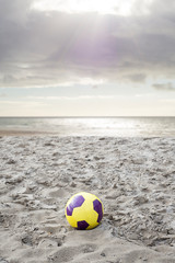 Obraz premium soccer ball on ballybunion beach