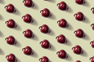 Czerwona cebula na kolorowym  tle