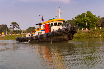 Schlepper auf dem Chao Phraya