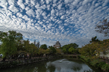 Fototapeta na wymiar 姫路城と巻積雲