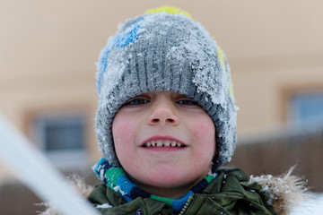 chłopak bawi się na śniegu © ftomasz